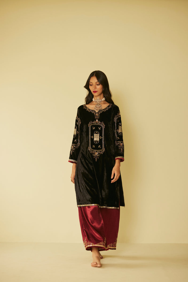 Black Dareecha Kurta Set